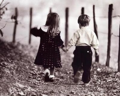Drzite za ruku osobu koja vas voli,bolje i sigurnije je nego da ocekujete da ona drzi vasu...