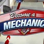 Crtež plavokosog mehaničara pored znaka Become a Mechanic u radioničkom okruženju