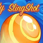 Logo igre Candy Slingshot sa velikom narandžastom bombonom na plavom nebu