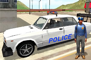 Policajac u uniformi stoji pored belog policijskog automobila na ulici