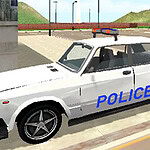 Policajac u uniformi stoji pored belog policijskog automobila na ulici