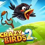 Crna ptica s praćkom i roze prase u igri Crazy Birds 2 na zelenoj livadi