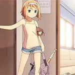 Anime devojka u šortsu ulazi u kuću držeći vrata