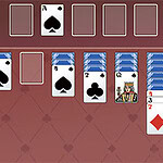 Prikazane karte različitih boja poređane u redovima na bordo pozadini