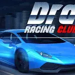 Plavi sportski automobil i logo DRG Racing Club na zamućenoj pozadini sa efektom brzine