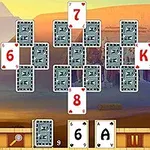 Solitaire igra sa egipatskom pozadinom i kartama raspoređenim u obliku piramide