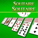 Karte za pasijans na zelenoj podlozi sa natpisom Solitaire Solitaire